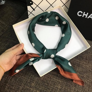 Khăn lụa vuông chấm bi