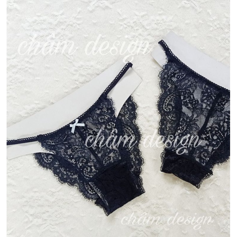 Quần lót ren mi đen dây nhỏ bên sườn có gắn nơ nổi bật. Hàng thiết kế độc quyền chỉ có tại shop