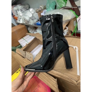 Boot lửng da bóng đế cao 7cm, có khoá kéo cao cổ