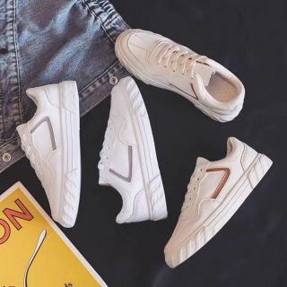 [Mã FATHANG5 giảm 10K đơn 50K] Giày sneaker trắng viền chữ V