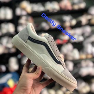 Giày sneaker trằng kẻ xanh than thấp cổ