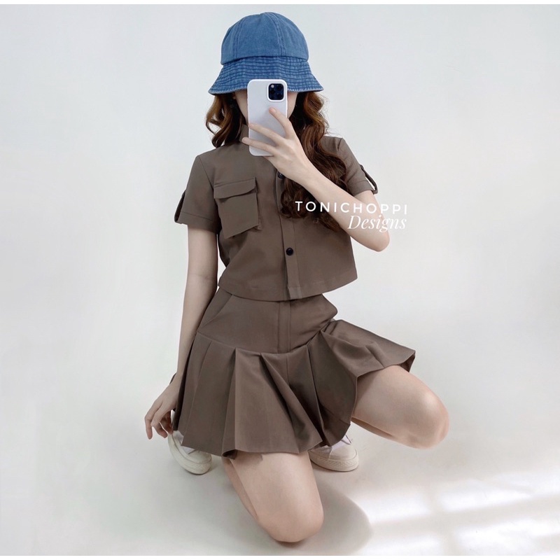 Set áo sơmi tay ngắn và chân váy xếp ly to - ToniChoppi