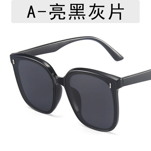 Kính mát gọng vuông cho cả nam và nữ