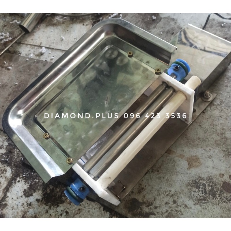 Máy bóc vỏ trứng cút / máy lột vỏ trứng