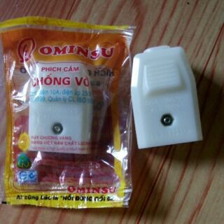 một Phích cắm âm OMINSU