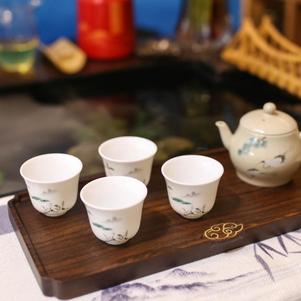 Chén trà sứ Cảnh Đức với nhiều hoạ tiết, dùng uống trà xanh, trà có hương thơm.