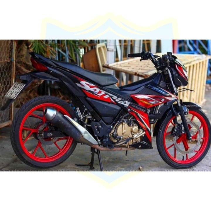 ( Quí khách vui lòng mang ra tiệm cho thợ dán ) Tem satria fi sấm sét đỏ đen chất liệu CROM