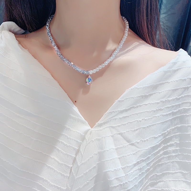 Dây chuyền đính ngọc trai và kim cương phong cách gợi cảm