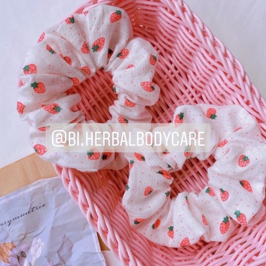 [Handmade] Scrunchies vải cột tóc tiểu thư xinh xắn họa tiết quả dâu nhí