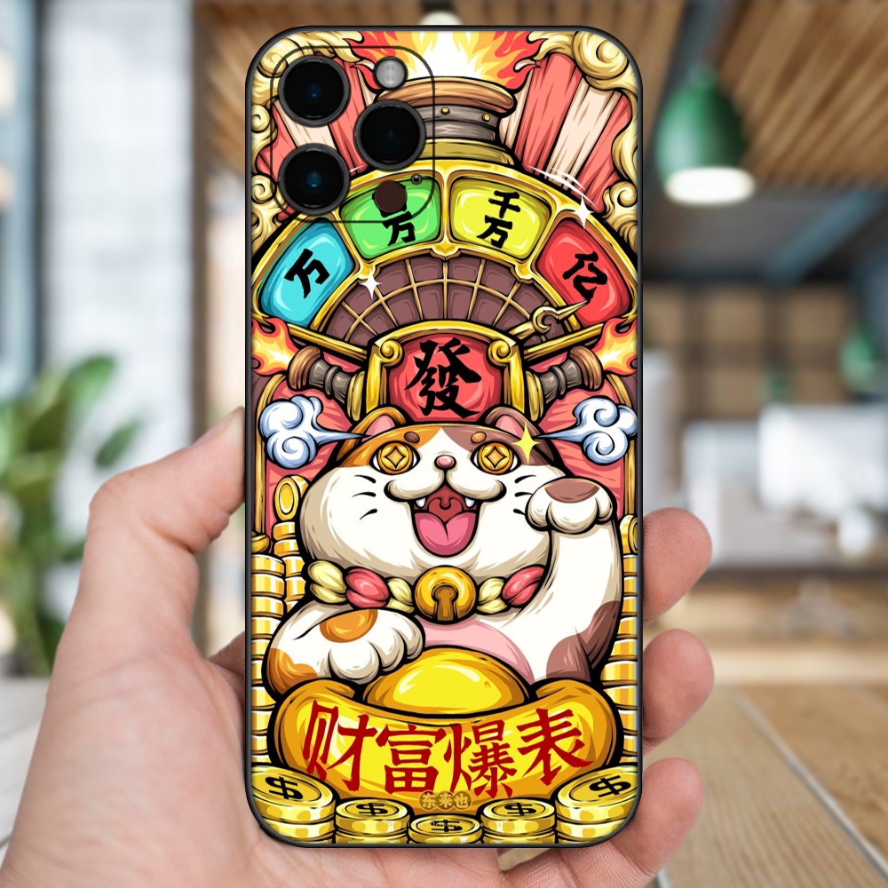 Ốp lưng iPhone 12 Pro Max dẻo đen cạnh vuông in hình Mèo Thần Tài dễ thương