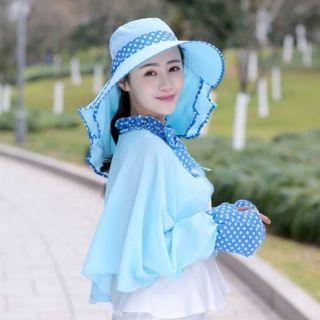 Nón chống nắng kèm áo hoạ tiết chấm bi