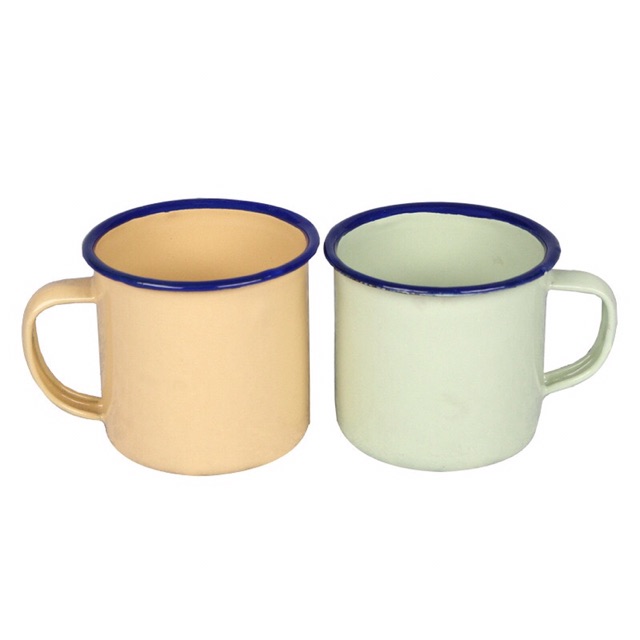 Cốc tráng men màu vàng và xanh