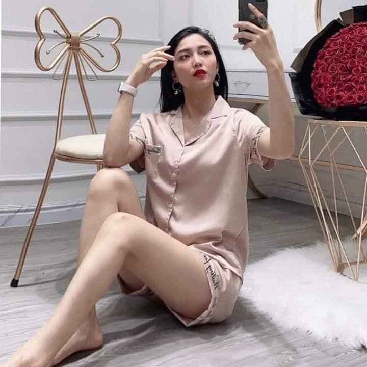 [𝗕𝗼̣̂ 𝗡𝗴𝘂̉ 𝗟𝘂̣𝗮 𝗩𝗶𝗲̂̀𝗻 Đ𝘂̀𝗶]-Bộ Lụa Pijama Chữ Ký Tay Cộc Quần Đùi-Chất Đẹp-Hàng Thiết Kế | BigBuy360 - bigbuy360.vn