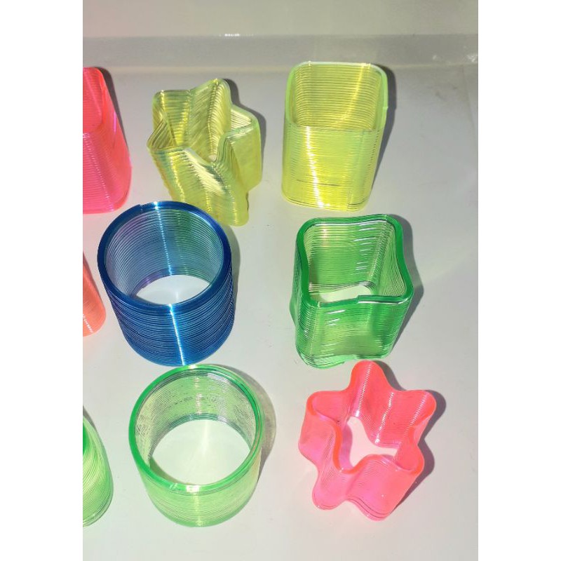 Một cái lò xo bằng nhựa loại 4cm nhiều màu rất đẹp