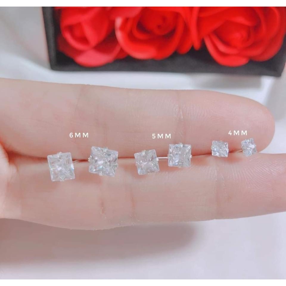 Nụ tai đá vuông đẹp sắc nét