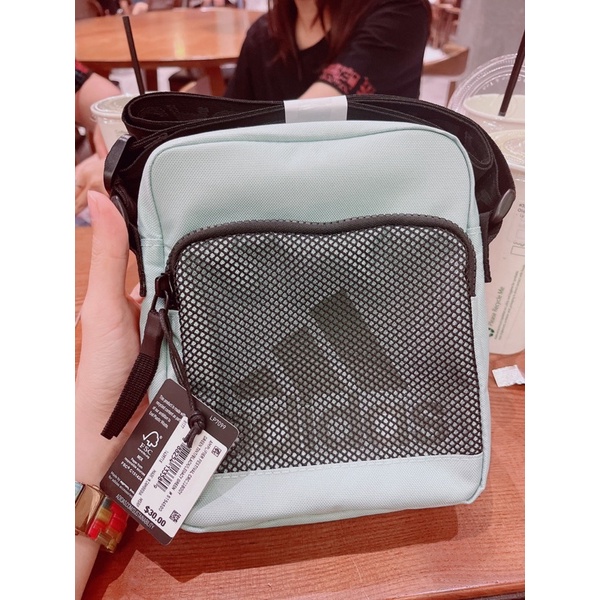 Túi Adidas AMPLIFIER FESTIVAL CROSSBODY BAG của Mỹ.