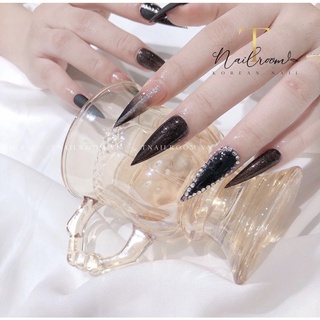 Mẫu nails box đen form móng nhọn sang chảnh
