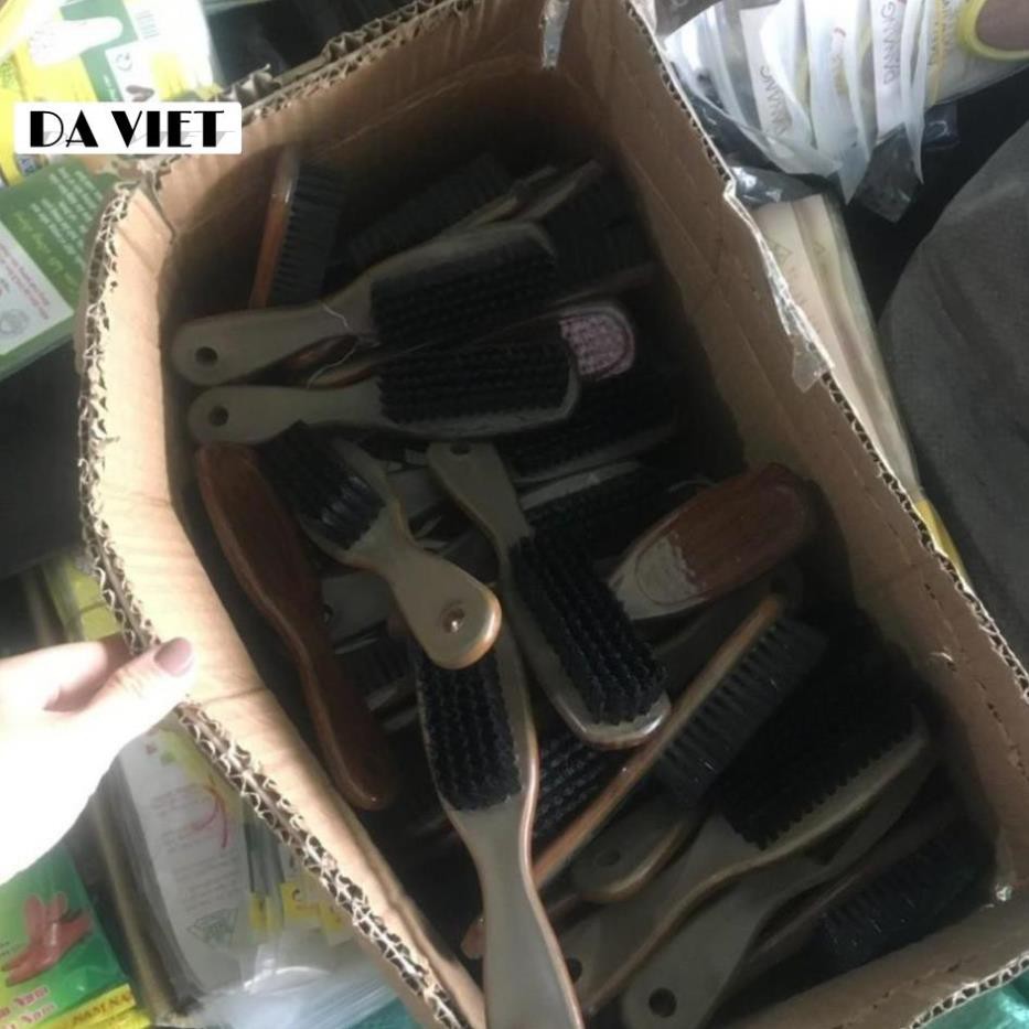 Bàn chải đánh giày vân gỗ có cán cầm tiện lợi phù hợp với giày da và da lộn