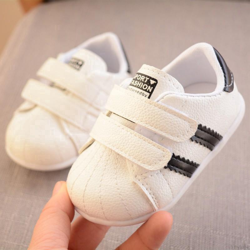 Giày sneaker kẻ sọc chống trượt cho bé tập đi