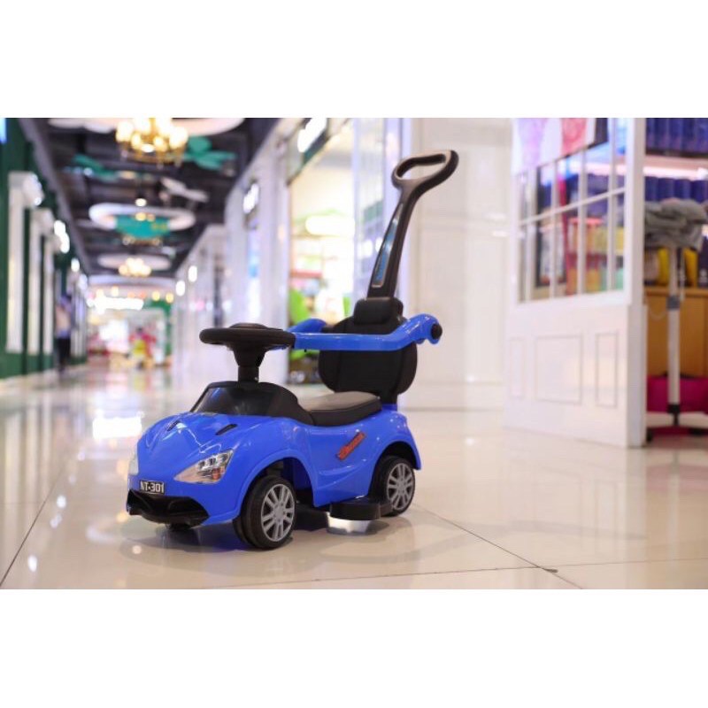 Xe ô tô xe chòi chân có  cán đẩy có nhạc bảo hiểm