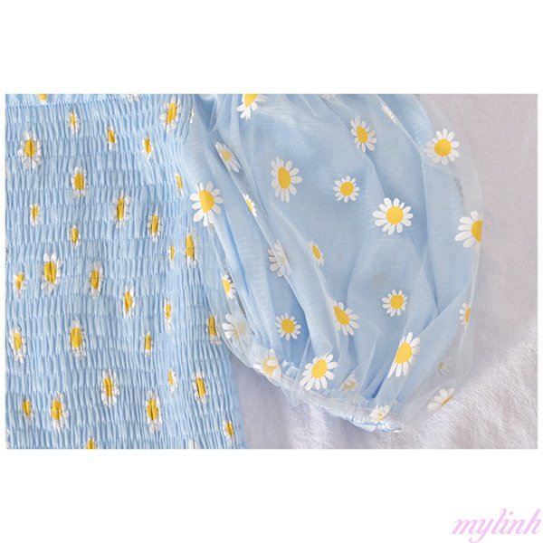 Áo sơ mi ngắn tay phồng một bên vai có hoa cúc nhỏ ngọt ngào, phần trên xếp ly khâu lưới