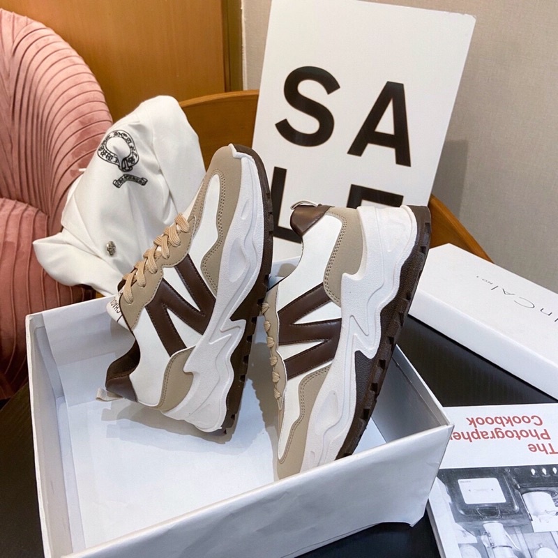 Giày thể thao nữ sneaker sườn có chữa N , đế cao êm khoá dây