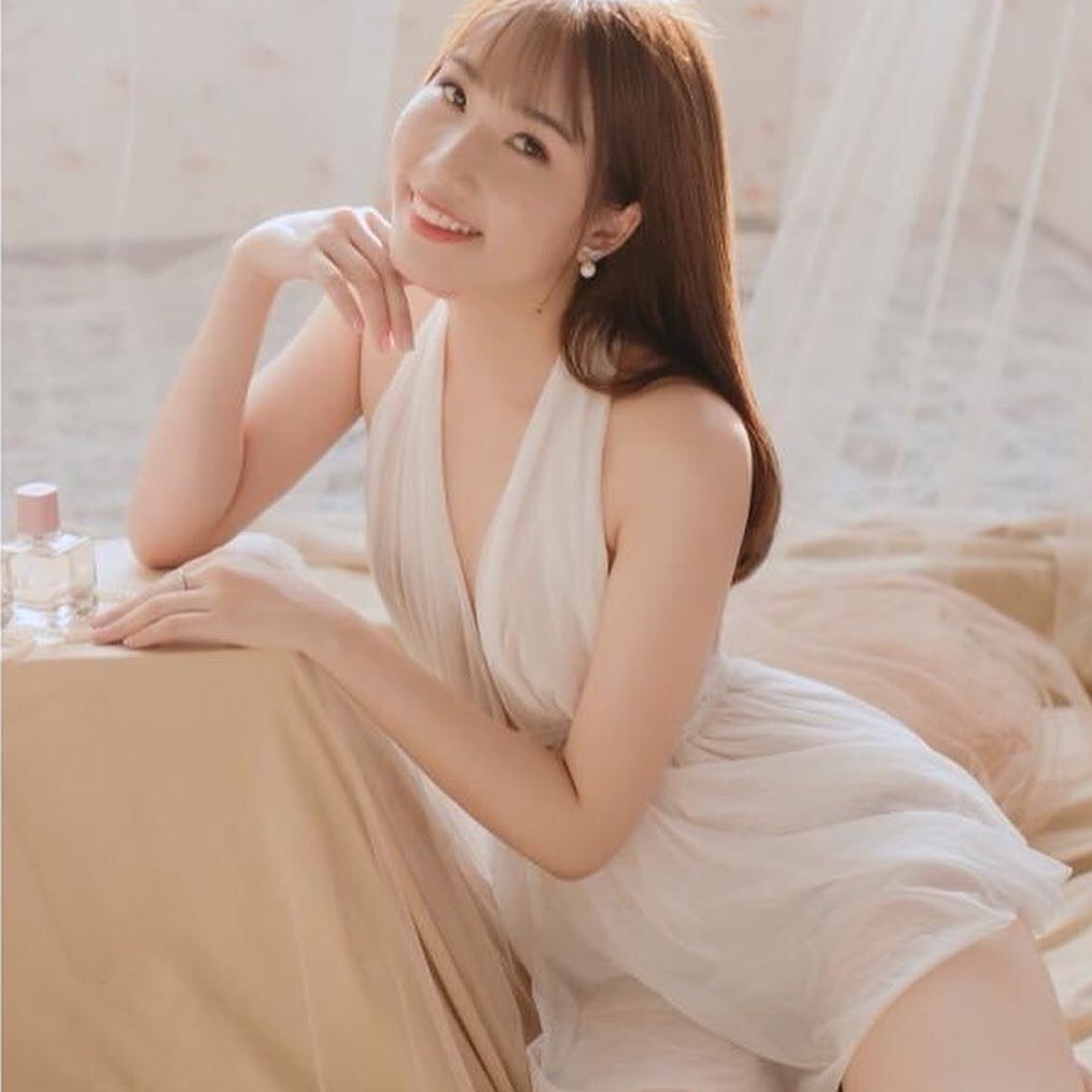 Váy ngủ sexy xuyên thấu cao cấp hở lưng cổ v khoét sâu với màu đỏ đậm quyến rũ