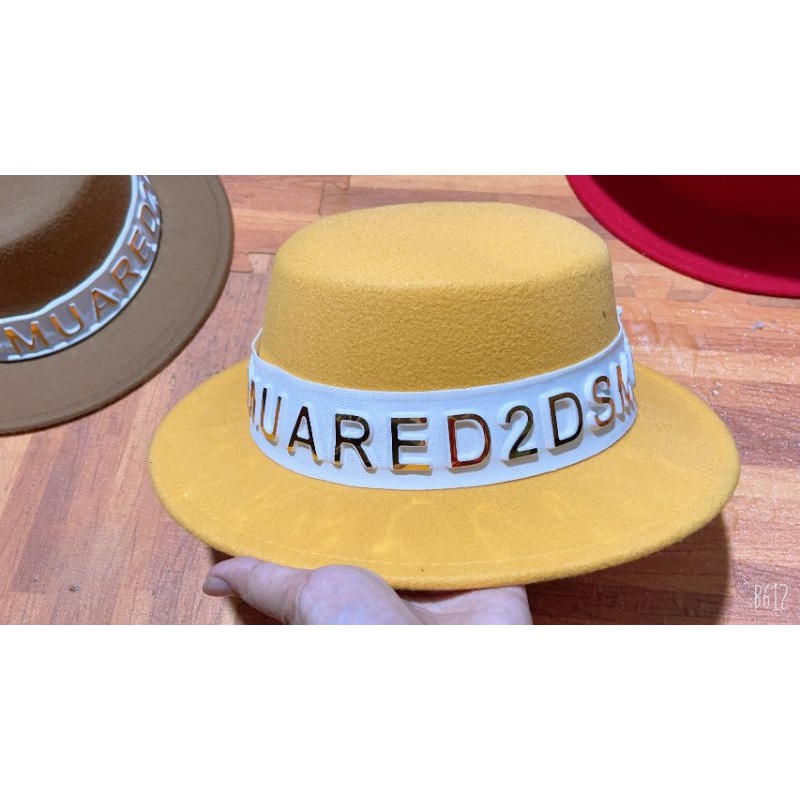 Mũ nón cói đi biển vành nhỏ đai chữ vàng nổi sang chảnh