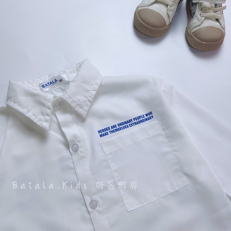 Áo sơ mi bé trai Batala kids áo kaki thô trắng bé trai bé gái Hàn Quốc in chữ cho bé từ 9-25kg SMTR01