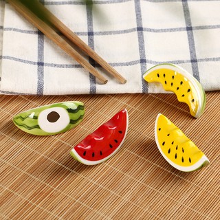 Gác đũa bằng sứ hình miếng dưa hấu đỏ trang trí bàn ăn rực rỡ