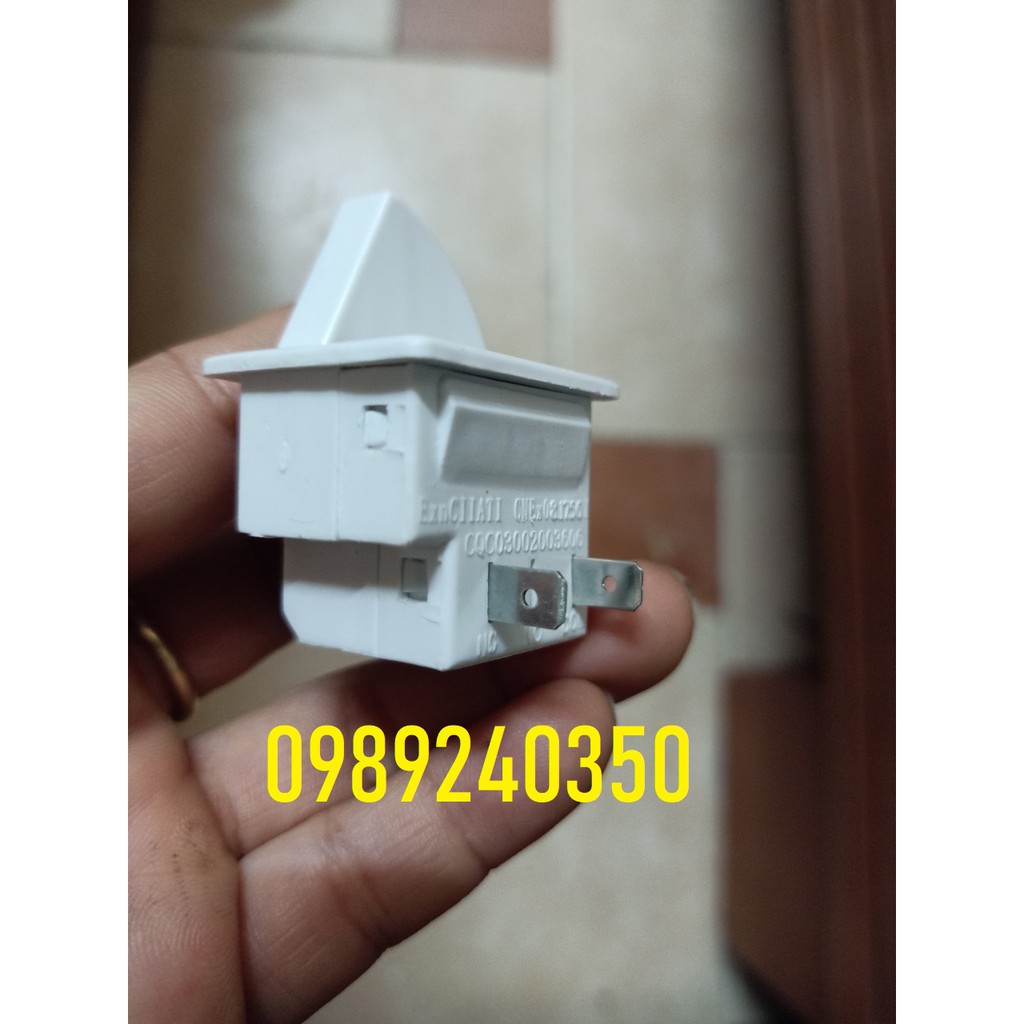 Công Tắc Đèn Cửa Tủ Lạnh 2 Chân