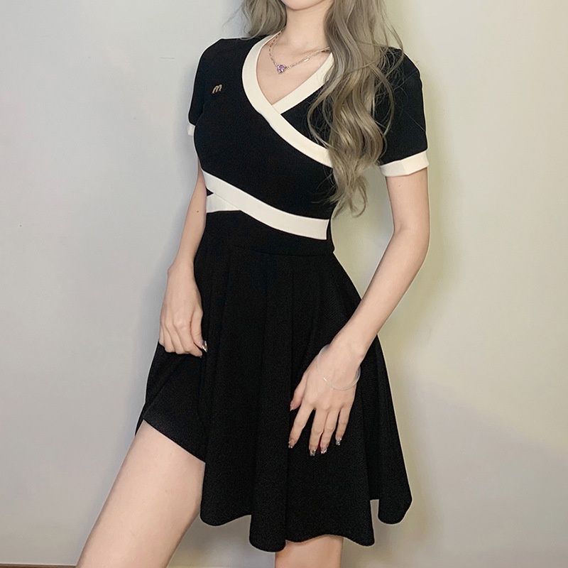 Đầm Ngắn Tay Cổ Chữ V Xếp Ly Xinh Xắn Thời Trang Cho Nữ