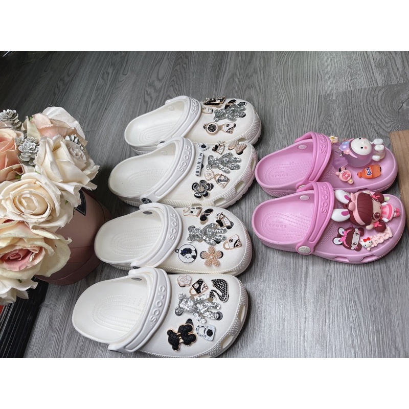 Dép crocs xuất xịn fullcharm TÊN!Khách mua ghi chú  TRAI hay GÁI để shop mix