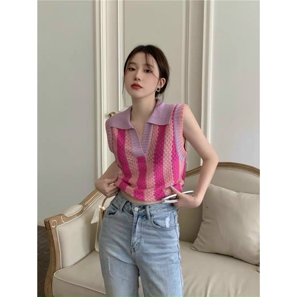 Áo len polo phối màu cực sang, tay áo sát nách kiểu ghile độc lạ.