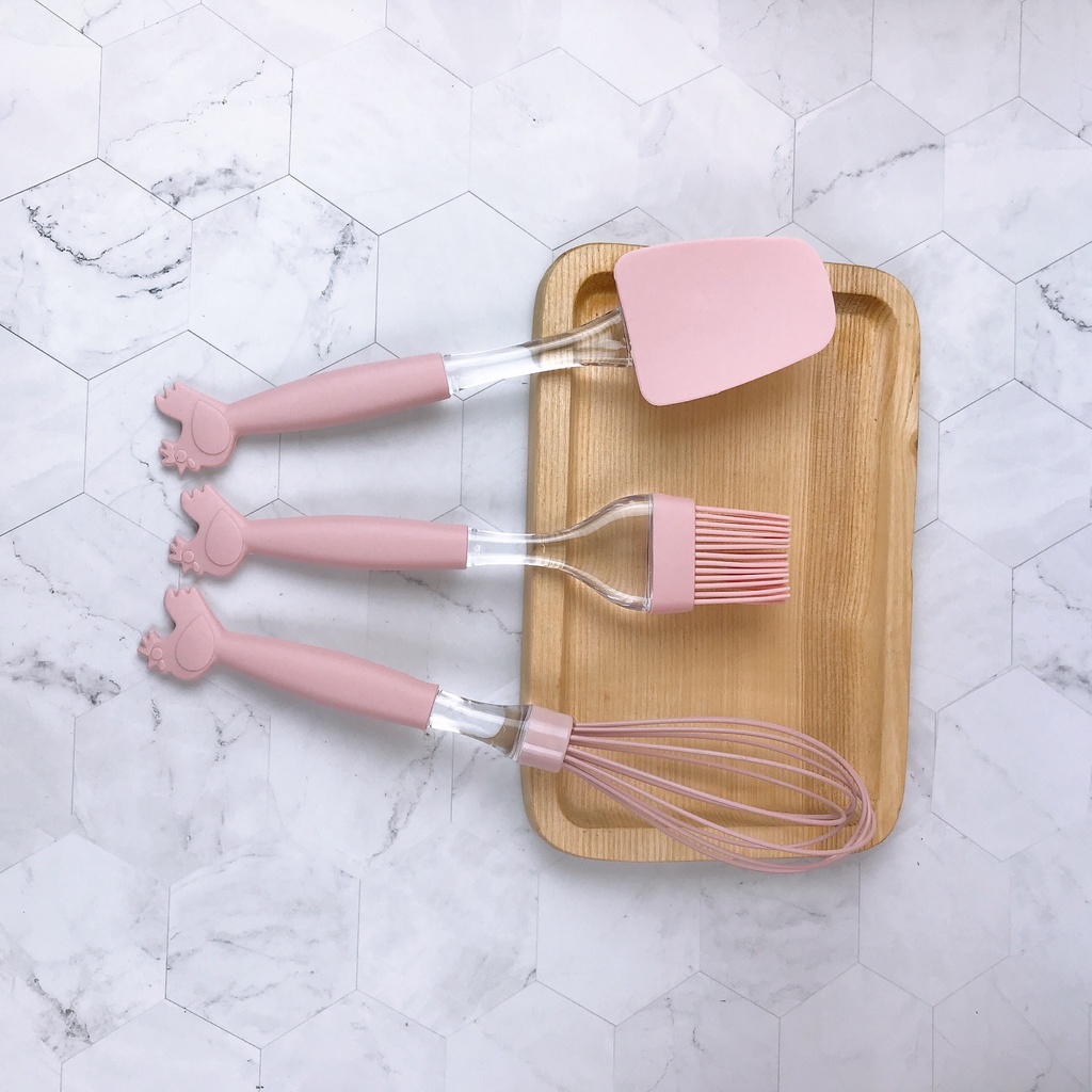 Set 3 món gồm phới nhào bột, cọ phết, muỗng, chất liệu silicon chuyên dùng làm bánh, chịu nhiệt tốt hình con gà