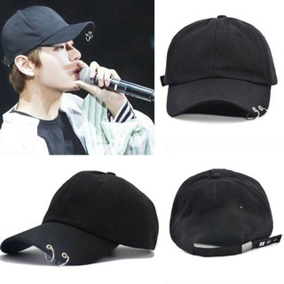 Mũ lưỡi trai đen có móc giống BTS trong wings tour