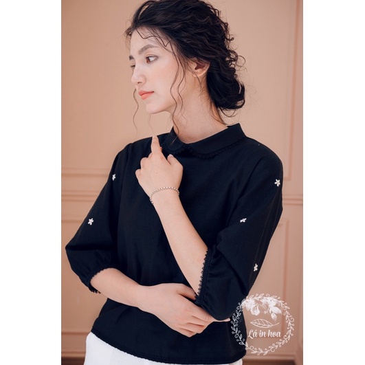Áo linen đen thêu tay viền ren LÁ IN HOA