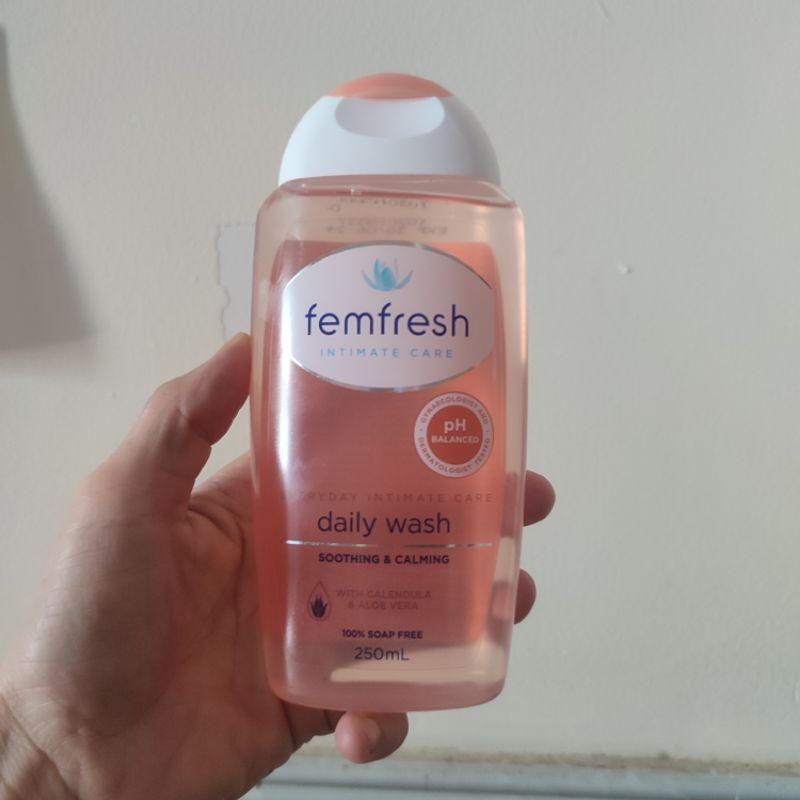 Dung dịch vệ sinh phụ nữ hàng ngày Femfresh Daily Intimate Wash 250ml