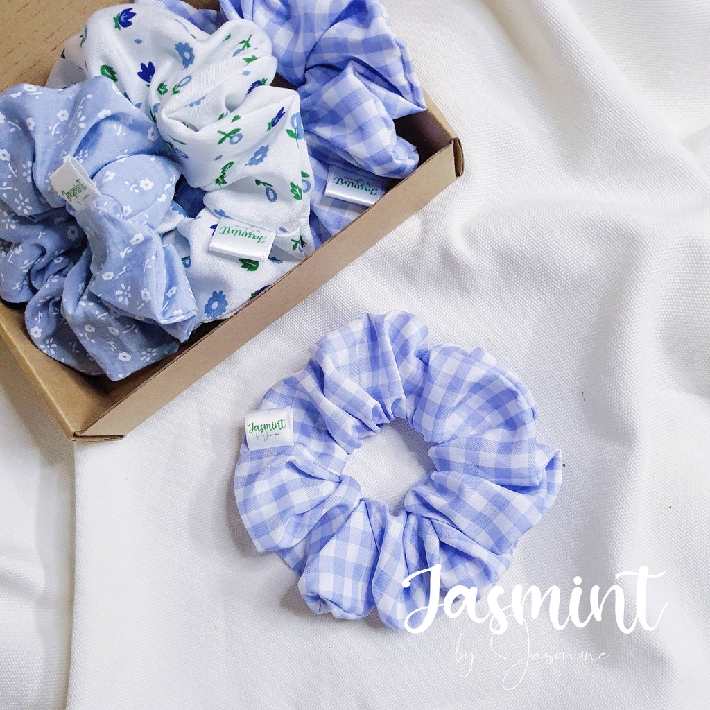 Đồ cột tóc, dây buộc tóc kate mềm hoa nhí xanh trời, kẻ caro pastel, họa tiết hoa xanh dương từ Jasmint