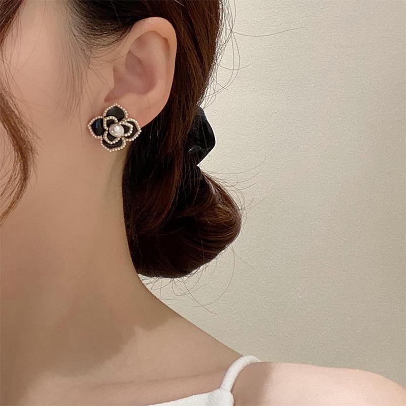 Bông Tai Hình Hoa Trà Đính Ngọc Trai Phong Cách Vintage