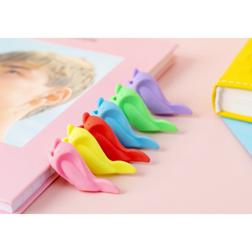 Đệm gắn bút tập viết thiết kế cá heo màu trơn cho bé