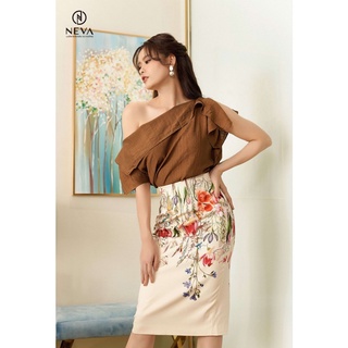Áo lệch vai linen màu nâu camel và đen | NEVA 22S2W130515T019