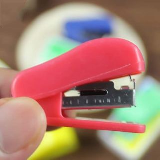 Dập ghim mini kèm sẵn ghim bấm