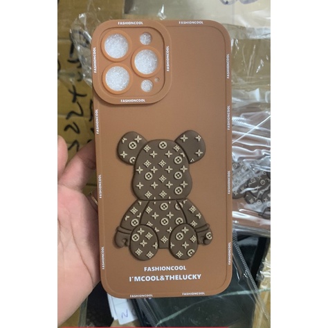 BẢO VỆ CAMERA  Ốp điện thoại gấu in logo LV 3D cạnh vuông cho IPHONE 6 6S 7 8 X XS 11 12 13 PLUS / PRO /MAX