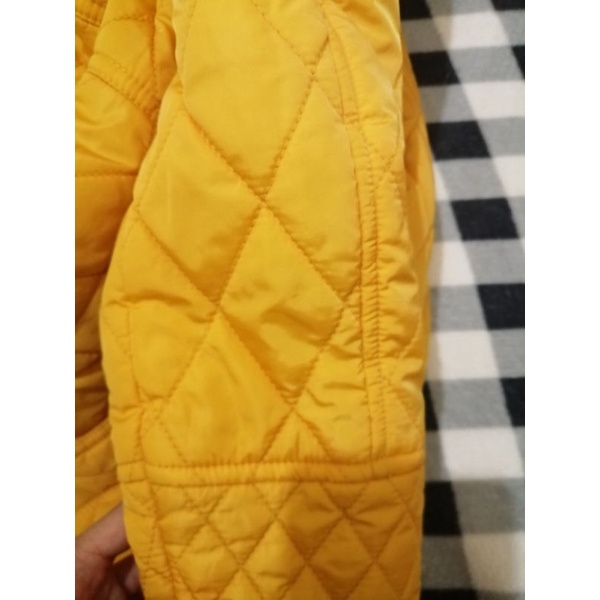 Pass. Áo phao buberry, màu vàng,  size s