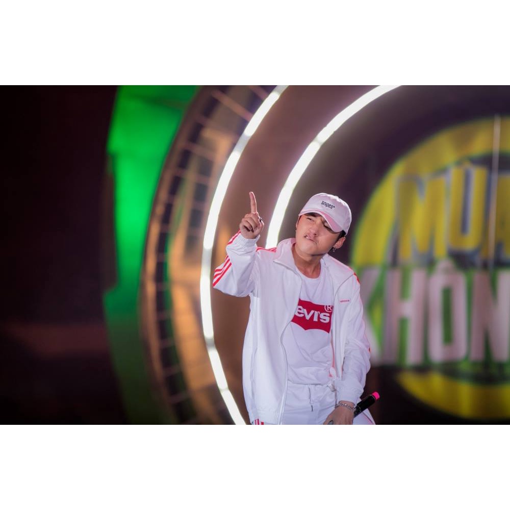 Áo thun Levis trắng Sơn Tùng MTP