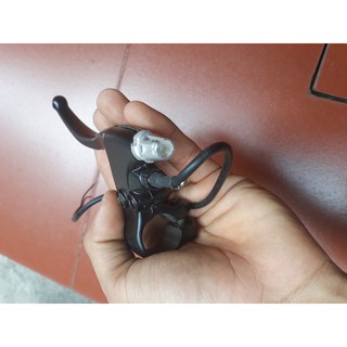 Tay Phanh bên phải xe điện.
