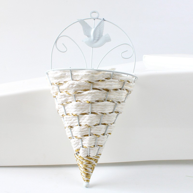 Giỏ treo chùm dây lá hoặc hoa bằng cói nhân tọa khung kim loại sơn thuận tiện trong việc trang trí