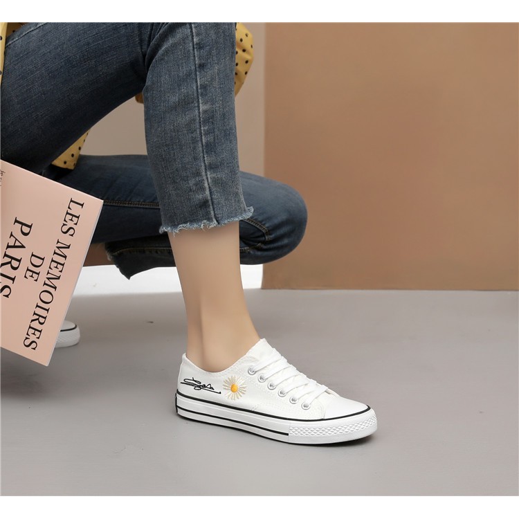 Giày Sneaker Nữ Kiểu Dáng CV Thêu Hoa Cúc Với Chữ Ký Độc Đáo | BigBuy360 - bigbuy360.vn