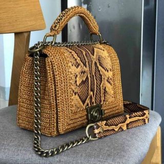 Tấm da hoa văn làm túi xách